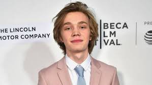 Words on bathroom walls is a 2020 american romantic drama film directed by thor freudenthal and written by nick naveda, based on the novel of the same name by julia walton. Charlie Plummer Takes The Lead In Schizophrenia Drama Words On Bathroom Walls The Tracking Board