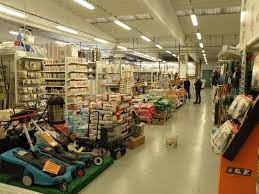 Un altro modo di arredare con oggetti di riuso consiste nell'utilizzo di bottiglie di plastica. Arredamento Per Negozi Di Ferramenta Arredo Negozio