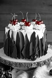 Black And White Desserts Names Pin By Juju Hin On 2 Touch Of Color Red Juice Recipe Black White Cakes Red Desserts