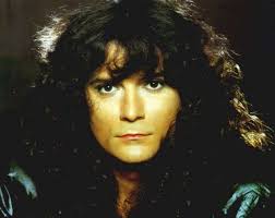 Poi una battuta o forse un auspicio sul tempo, che sembra stia tornando sereno: Renato Zero Anni D Oro Canzoni Curiosando Anni 70
