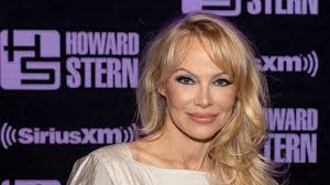 Nanu? Pamela Anderson zieht für intimes Interview blank