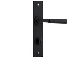 These modern door handle sets come with two handles (one for either side of the door) and adjoining spindle. Bankston Berlin Matt Black Privacy Handle On Chamfered Backplate Bankston Hardware Range Berlin Door Handles Interior Effects