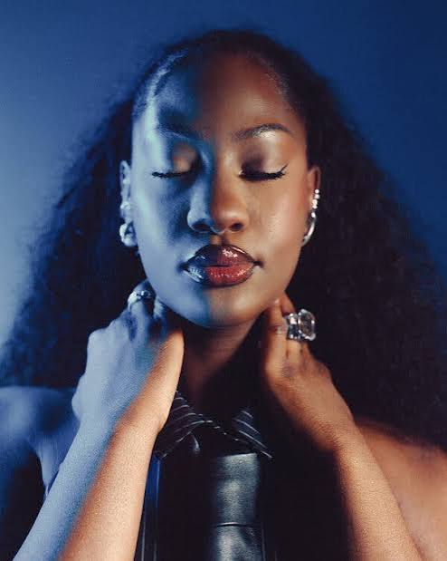 Tems, R&B's Golden Child, Dials In - The New York Times