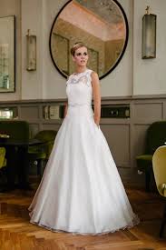 Schlichte hochzeitskleider mit ärmel | brautkleid a linie satin. Brautkleid A Linie Schlicht Und Elegant Hier Siehst Du Unsere Vivienne Mit Dem Brauttop T 1010 Entdecke Jetzt Gleich Hier Die Vor Brautkleid Braut Brautmode