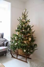 leuk idee kerstboom op slee kerst kerstdecoratie kerst woonkamers