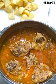Estofar es una técnica de cocción que permite que las carnes más duras y generalmente menos costosas se vuelvan suaves y jugosas. Caldereta De Cordero Caldereta De Cordero Estofado De Cordero Cordero Recetas