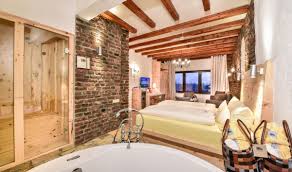 Macht Urlaub Mit Eurer Eigenen Sauna Im Hotelzimmer In Diesen Hotel Geniesst Ihr Einzigartigen Luxus Und Das Ganz Ohne Zuschauer Hotelzimmer Hotel Zimmer