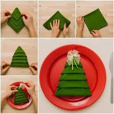 Ce pliage facile à réaliser décorera votre table de noêl. Pliage Serviette Noel Facile
