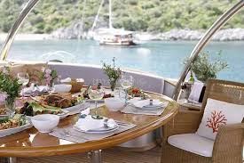 Kiralik Yat Silvermoon Teknesinin Arka Guvertesindeki Masa Sandalye Takimi Yat Kiralama Http Dhyachting Com Tr Tekne Yat