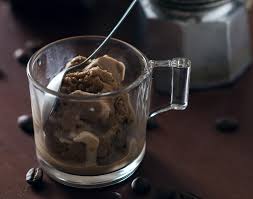 La granita siciliana un composto di acqua, zucchero, succhi e frutta fresca che viene fatto raffreddare e mantecare in apposite macchine gelatiere, in un altro modo, del tutto manuale, per fare la granita quello di raffreddare il composto e, mescolandolo solo a mano, quando il composto gelato si rompe. Granita Al Caffe Gelato In Casa