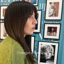 Trend 2026: frangia + scalature Il combo delle donne super chic 💁‍♀️ Nel  2026 frange e tagli scalati saranno i veri protagonisti: eleganti, moderni  e leggerissimi, capaci di trasformare il look senza