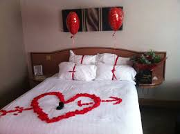 Stunning flower arrangements and balloon decor for weddings, events and all. How Romantic One Of Our Guests Dressed The Room With Rose Petals Balloons Flowers And The Ring For His Surprise Proposal At The Fel Cupido Surpresa Imagens