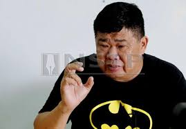 Fitur baru yang ada juga memungkinkan anda untuk beralih ke latar belakang desktop yang berbeda. Latar Belakang Kuan Chee Heng
