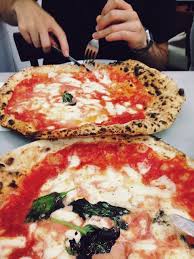 L Antica Pizzeria Da Michele Naples Pizza Margherita 10 Minutes Walk From The Naples Train Station Italy Food Naples Pizza Italian Recipes