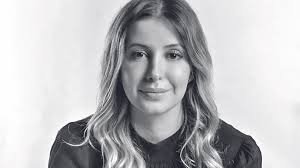 Madeira, mármore, aparador e adega são destaques em cobertura