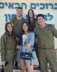 מאיפה מתחילים כמה עברתי בשירות הזה התחלתי בתור בצקית , התעלפתי כל כך הרבה  פעמים וקמתי , רם 2 , חזרתי והפכתי להיות הפקידה של המפקד הכי מושלם בבצפ  צפוןןן !!!! @idan_ofek1