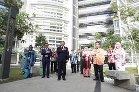 Pernah bekerja di institut sukan negara, fitness first, true fitness, lifestyle health and fitness, technoflex fitness center and celebrity fitness. Kkmalaysia Twitterren Menteri Kesihatan Dato Sri Dradhambaba Bangga Dengan Pencapaian Institut Kesihatan Negara Nih Yang Menerbitkan The Covid 19 Chronicles Of Malaysia Terbitan Setebal 146 Muka Surat Itu Mengandungi Maklumat Gelombang