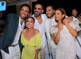 ويصغر هشام عاشور، نيللي كريم بـ 8 سنوات حيث ولد في عام 1982 بينما ولدت نيللي كريم في عام 1974 8q42add8yms4um