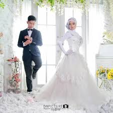 30 foto prewedding hijab casual indoor outdoor modern selain mengabadikan momen foto prewedding juga berguna untuk keperluan acara pernikahan seperti tambahan dekorasi pemanis lokasi pernikahan sekarang sudah semakin meluas kok bagi yang ingin foto prewedding hijab. Preweddingphoto Prewedding Preweddingjakarta Photography Dnpicture Studio Fotostudio Studiojakarta Studiofotojakarta Indoor Wedding Weddingphotography Weddingjakarta Instagood Instamag White Gown Gaun Hijab Formal Casual Funny A