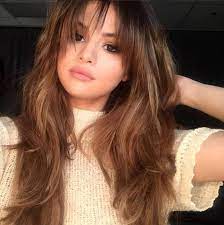 Selena Gomez Avec Une Frange Effilee Coupe De Cheveux Coiffure Cheveux