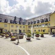 Det brinner i ett flerfamiljshus i jakobsberg i järfälla kommun. Jakobsberg Golf Resorts Of The World