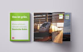 Die werbung zeigt zwei kinder die hinten in einem auto sitzen, während einem autofahrt. Scholz Volkmer Deutsche Bahn Kampagne Das Ist Grun
