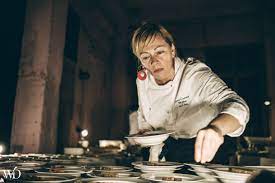 Locțiitor de chef la restaurantul per se din new york cu trei stele în ghidul gastronomic michelin, mathew peters, de 33 de ani, a cîștigat prestigiosul trofeu. Nu Doar Barbatii Sunt Buni In Bucatarie Top 5 Al Celor Mai Pricepute Femei Bucatar Pe Care Ar Trebui Sa Le Urmaresti Pe Instagram