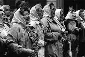 Durísima carta de las madres de plaza de mayo contra alberto fernández. Madres De Plaza Mayo Madres De Plaza De Mayo Plaza De Mayo Arte De Protesta