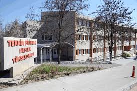 Cumhurbaşkanı süleyman demirel'in adını taşıyan üniversite. Teknik Bilimler Meslek Yuksekokulu Isparta Uygulamali Bilimler Universitesi