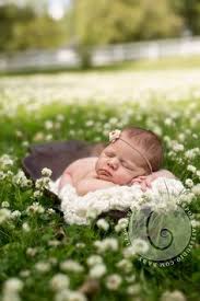 If you're looking for posing ideas and posing inspirations for family photos with baby, family photos with older kids and family photos poses then this is your guide. 100 Outdoor Newborn Ideas Newborn Newborn Photography Baby Photography
