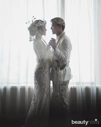 Pakaian adat khas suku sunda mempunyai ragam fungsi. Makna Kebaya Dan Aksesoris Di Pernikahan Adat Sunda