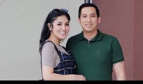 Suami nindy ayunda, askara parasady harsono ditangkap di kediamannya di kawasan pondok pindang pada 7 januari 2021. Fmx0wuxyselvrm