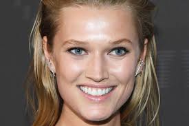 Toni garrn at the 72nd. Toni Garrn Und Alexander Pettyfer Haben Sich Verlobt Glamour