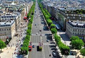 Dans cette parfumerie de la marque française, tout est fait pour que le client passe un moment privilégié: Champs Elysees 50 Des Commerces Ouverts Des Ce Lundi