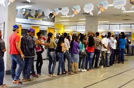 Resultado de imagem para imagens de filas de banco
