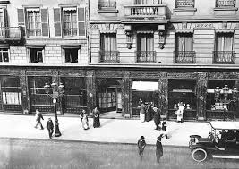 La Boutique Cartier Situee Au 13 Rue De La Paix A Paris Vers 1915 Callahan Cartier Jewelry Message Jewelry