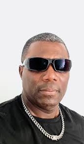 🪑💀 On November 16, 1957, police in Plainfield, Wisconsin, stepped into a  real-life horror story. Inside the farmhouse of Edward Gein—a quiet,  reclusive man—they uncovered one of the most disturbing crime scenes