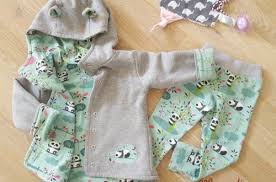 Puppenkleider nähen ist einfach, denn der puppenkörper ist meist einfach geformt, er verändert sich nicht und bewegungen sind ebenfalls nur eingeschränkt. Kostenlose Schnittmuster Fur Puppenkleidung 1 Puppenkleidung Puppen Kleidung Nahen Puppen Schnittmuster