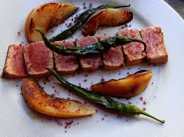 Tataki De Ventreche De Thon Rouge De Mediterranee Poire Piments Verts Et Fleur De Sel A La Lie De Vin Cuisine De L Inspiration Cuisine Piment Vert Cuisine