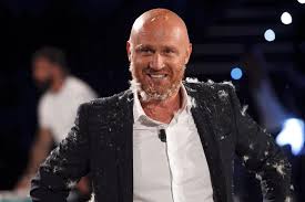 Rodolfo zerbi, detto rudy (lodi, 3 febbraio 1969), è un critico musicale, conduttore radiofonico, produttore discografico e disc jockey italiano, occasionalmente conduttore televisivo. Rudy Zerbi Parla Del Rapporto Con Il Padre Davide Mengacci