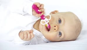 Zu beginn wachsen bei babys die unteren mittleren natürlich kann der zeitpunkt, wann die ersten zähne kommen, bei jedem baby anders sein. Naturlich Zahnen So Helfen Sie Ihrem Kind Greenstories