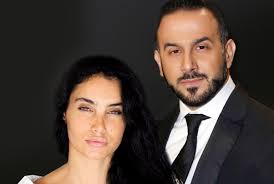 قصي خولي يتميز دائماً بوسامته، وملامحه المميزة، وبعد نشر صورته بعد التجميل صُدم جمهوره من التغير الواضح. Ù…Ø¯ÙŠØ­Ø© Ø§Ù„Ø­Ù…Ø¯Ø§Ù†ÙŠ Ø²ÙˆØ¬Ø© Ù‚ØµÙŠ Ø®ÙˆÙ„ÙŠ ØªÙƒØ´Ù Ø¹Ù† ØªØ¹Ø±Ø¶Ù‡Ø§ Ù„Ù„Ø£Ø°Ù‰ ÙˆØªØ±Ø¯ Ø¹Ù„Ù‰ Ù…Ù†ØªÙ‚Ø¯ÙŠÙ‡Ø§ Jadeedoha
