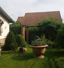 Amenajarea gradinii este o activitate menita sa iti aduca o multime de beneficii. Ghivece Statuete Fantani È™i Jardiniere Din TeracotÄƒ Manufacturate La SighiÈ™oara Adela Parvu Interior Design Blogger