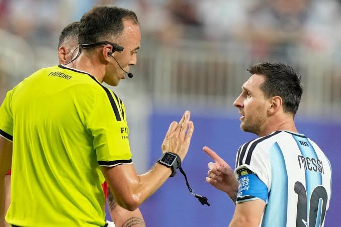 El cruce entre Messi y el árbitro en pleno Argentina-Suiza: "No faltés el  respeto; a mí hablame bien"