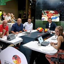 Moderiert wird abwechselnd von thomas helmer und laura papendick. Sport1