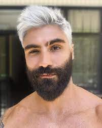Cambiare colore di capelli per un uomo può non essere così scontato e tingere di biondo dei capelli castano scuro (ma anche di nero dei capelli biondi) è . Biondo Platino Capelli E Barba In Vetta Nelle Tendenze Uomo Capellistyle