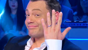 Ha lavorato per quattordici anni alla warner bros. Tiziano Ferro La Confidenza Sul Marito Mia Madre Lo Tratta Come Se Fosse Nato In Quella Casa Perizona Magazine