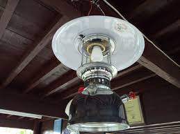 Ciri khas dari rumah jaman dulu yang satu ini terletak di bagian bubungan atap. Alat Penerangan Tradisional Penyelamat Saat Mati Lampu