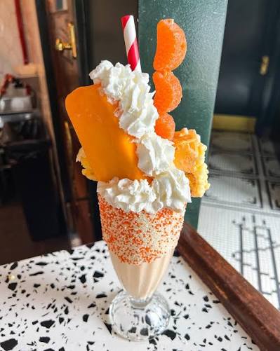 🍊 𝔸𝕝𝕨𝕒𝕪𝕤 𝕆𝕟 𝕄𝕪 𝕄𝕚𝕟𝕕 𝕆𝕣𝕒𝕟𝕘𝕖 ℂ𝕣𝕖𝕒𝕞  𝕄𝕚𝕝𝕜𝕤𝕙𝕒𝕜𝕖🍊 Vanilla Ice Cream & Orange Sherbet Blend, Sprinkles,  Orange Creamsicle Cake, Orange Slice Gummy Candy, Orange Creamsicle  Popsicle & Whipped Cream
