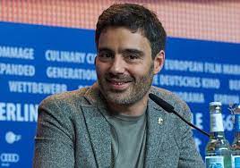 Tenho vinte e tal anos, estou a meio da minha vida e tudo me parece suspenso à minha volta como as criaturas de gestos congelados que posavam para os retratos antigos. antónio lobo antunes, os cus de judas; Ivo M Ferreira Director Cineuropa